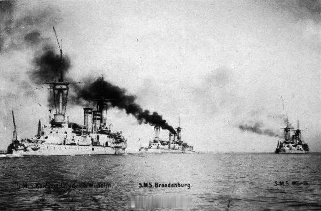 编队航行中的二德子“勃兰登堡级”前无畏舰，独一无二的6门主炮设计 