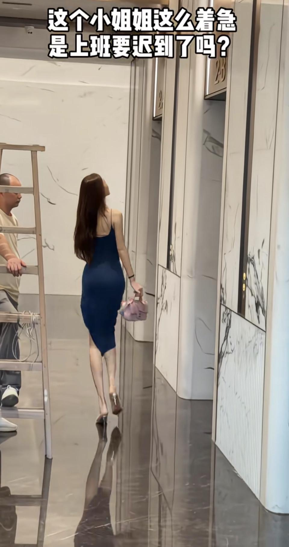 这位小姐姐着急赶去上班呢。