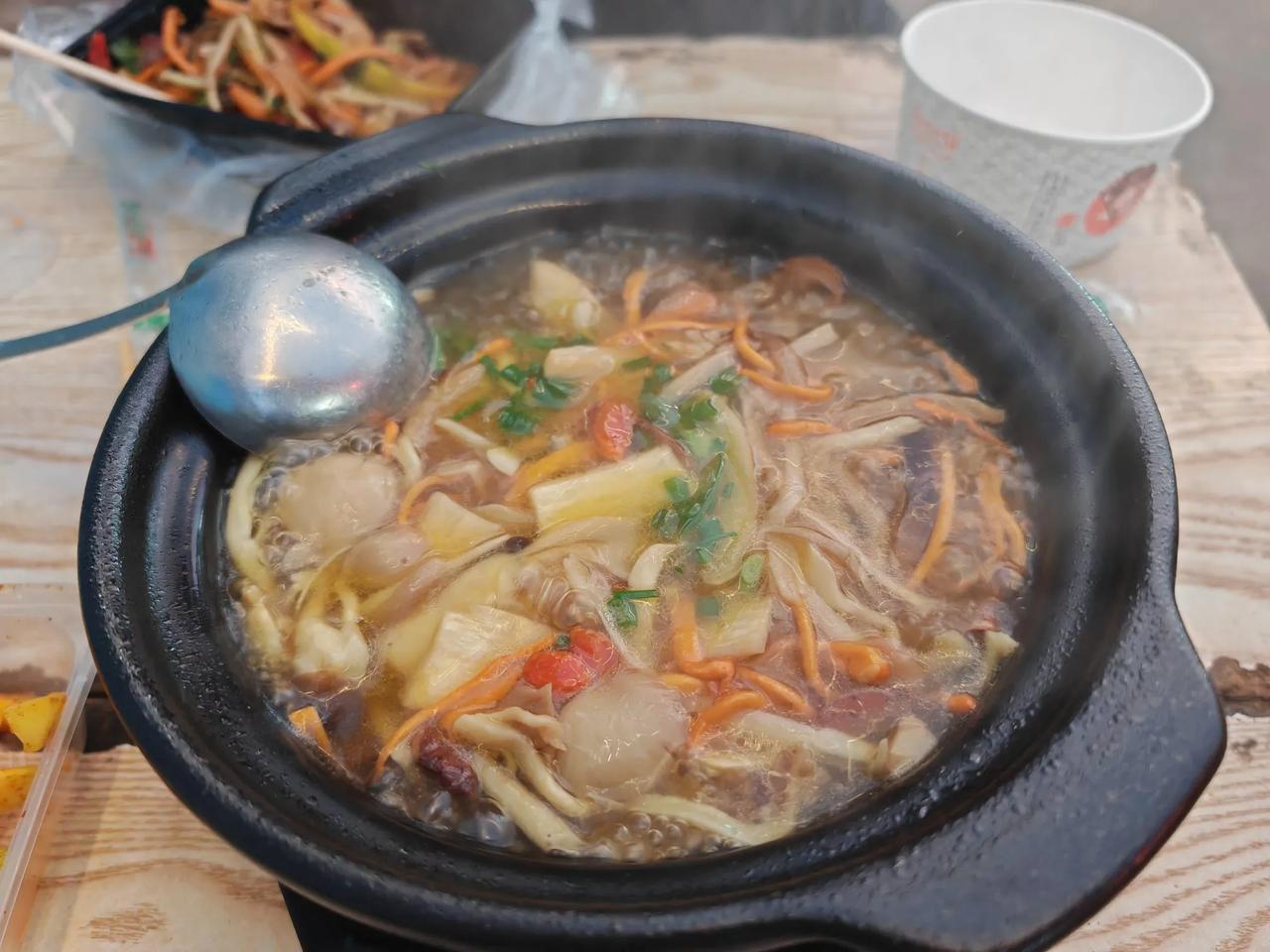 在云南旅游吃啥？
我来了两天，吃了四顿菌子了，
我就想知道还有别的能吃的吗？
我
