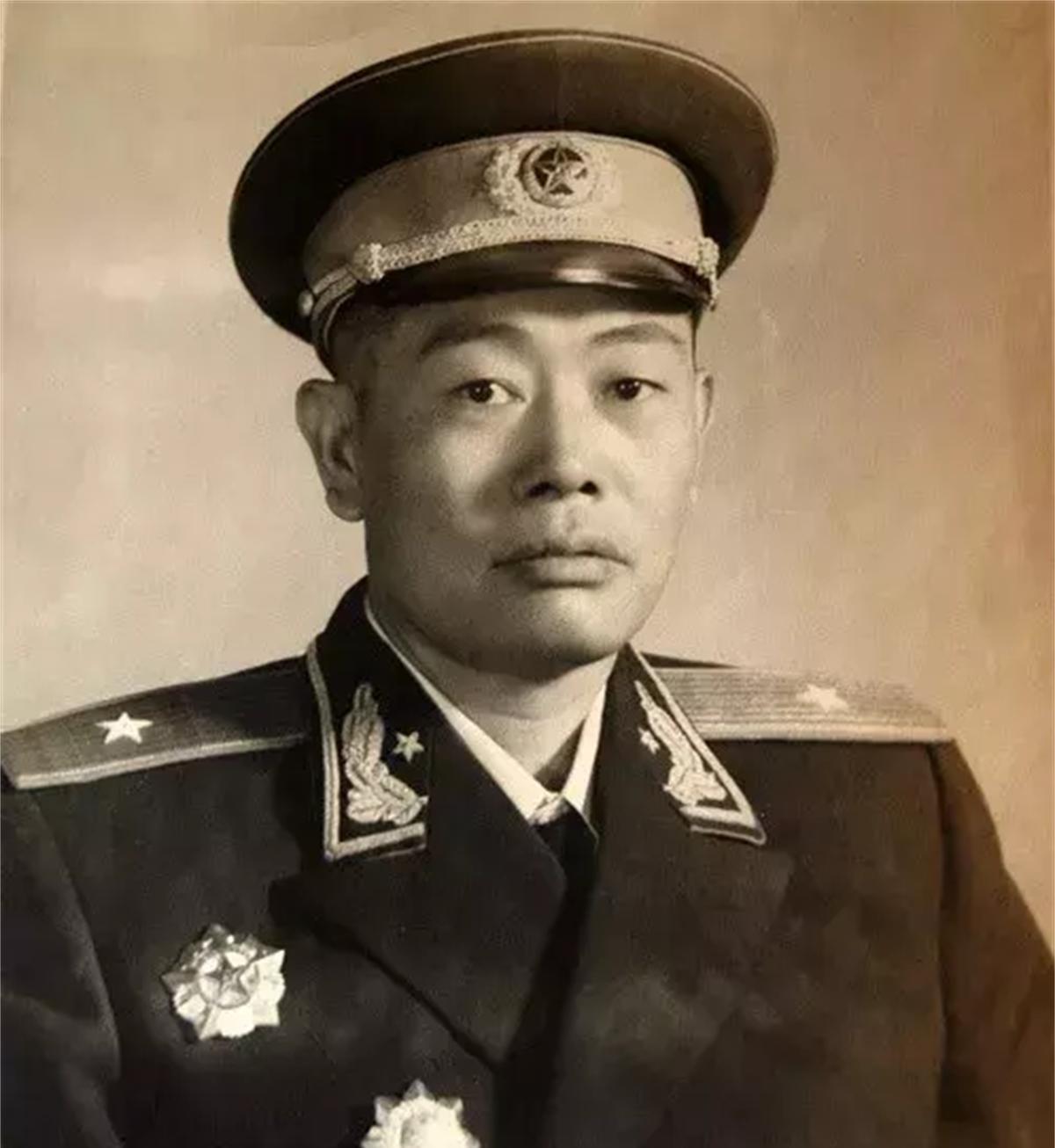 1956年龙开富专程赴京拜访毛主席，毛主席亲切询问：为何好久都没有来看我了？
1