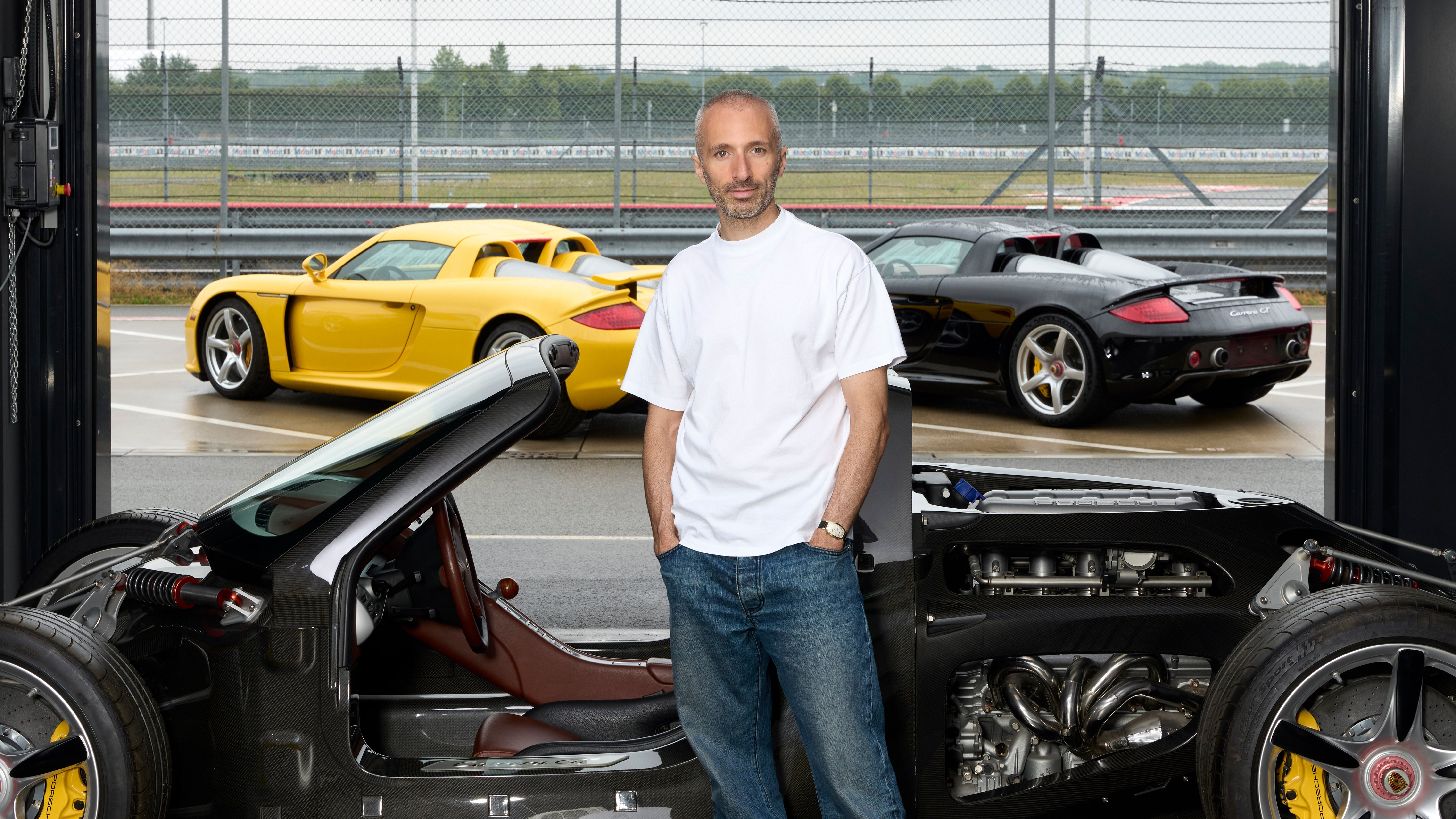 为纪念保时捷 Carrera GT 诞生 25 周年，保时捷生活方式集团与 Ar