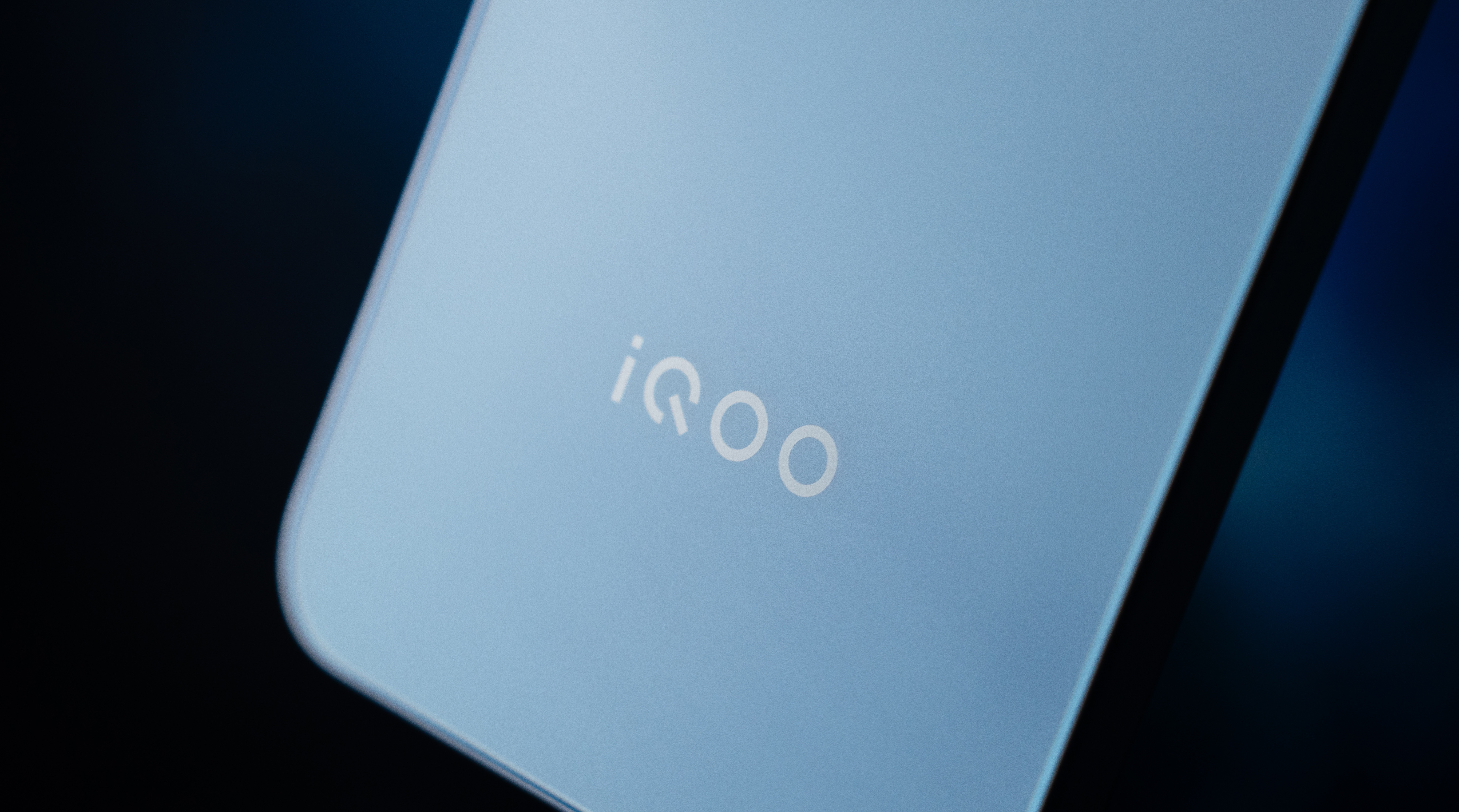 iQOO Z11「沧浪浮光」真机上手iQOOZ11第一次见把“流动光影”做得这么