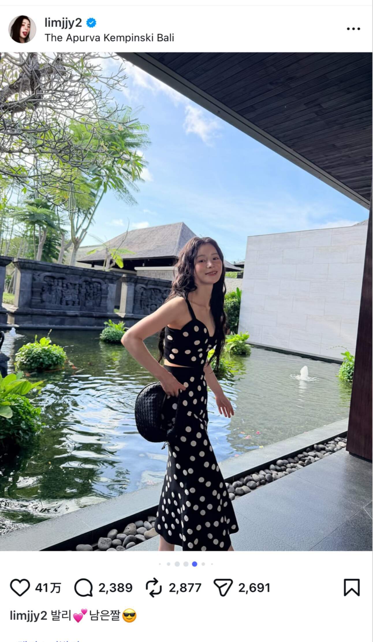 妍珍的ins很妍珍呐🏖️ 但是眼神温柔多了💋 