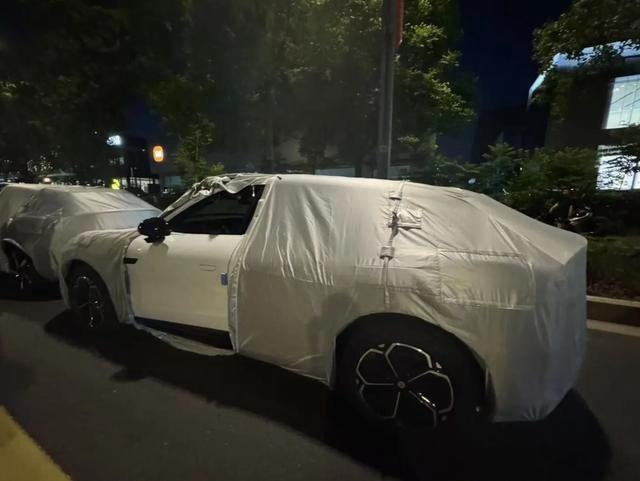 小米YU7白色实车曝光！白加黑悬浮车身+梅花轮毂直接把科技感拉满，这第五种配色一