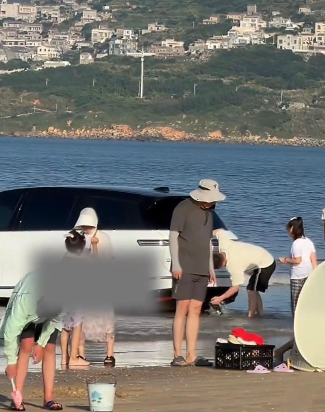这位大哥难道不知道用海水洗车容易导致车生锈吗？他是没常识还是没脑子？另外有去过沙