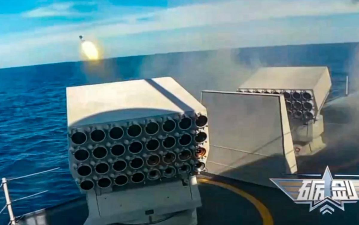 【055大驱在台海发射干扰弹】

央视网近日罕见公开一段画面，显示055大驱延安