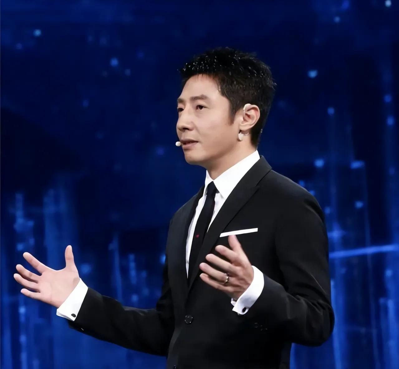 撒贝宁这段话，真是一下戳穿了太多人的日常。

“你要是天天宅在家，捧着手机刷来刷