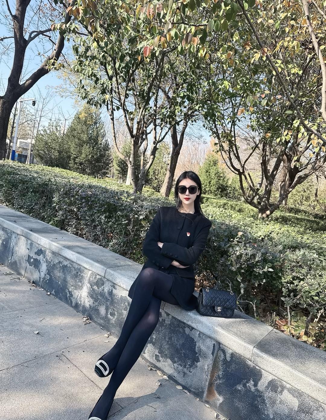 秋日穿搭指南：黑色套装+墨镜，尽显时尚与优雅