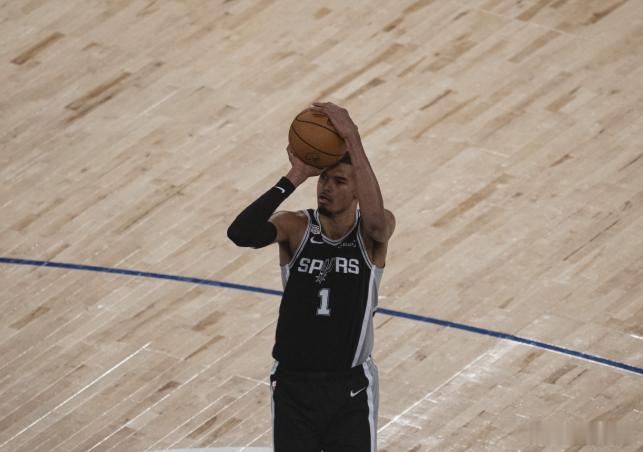 NBA总决赛G4，马刺106-107不敌尼克斯，大比分1-3。勇士球员追梦格林本