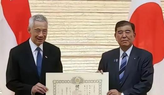 [微风]接受日本勋章的李显龙，中国以后不会再待见他了，再有任何重大的活动，也不会