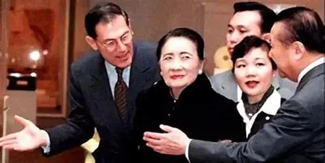 宋美龄每天换五到八次床单。

听上去像天方夜谭。但替她说过这话的人不是外人，是她