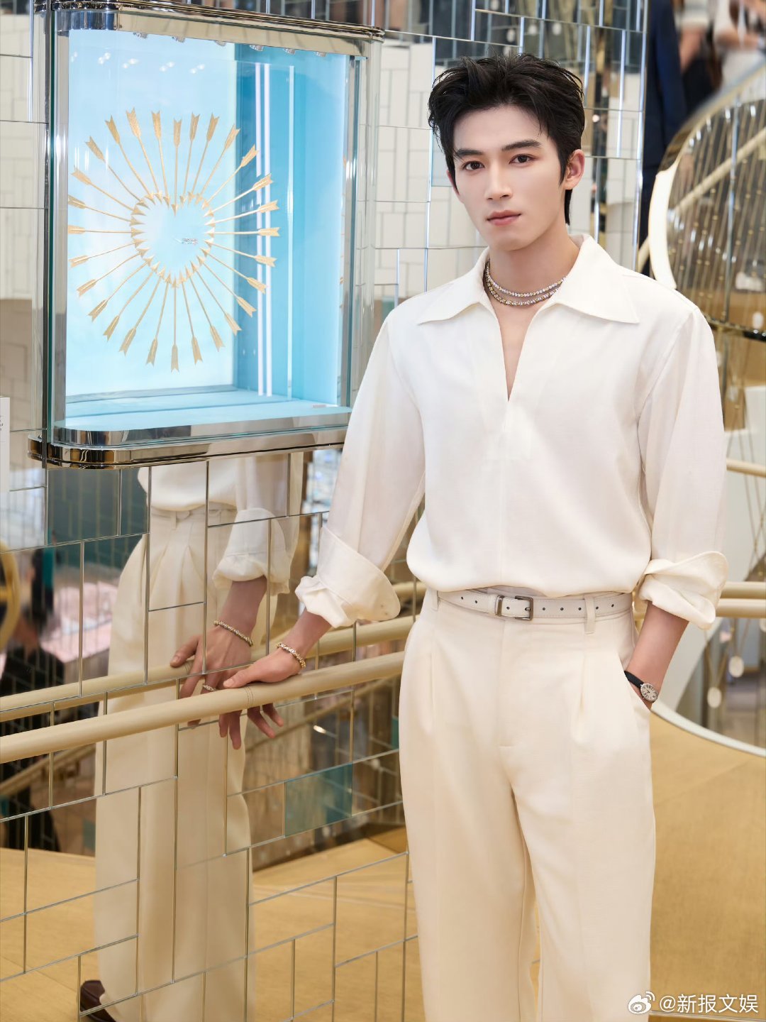 王星越桌子上的大长腿王星越放在桌子上的大长腿也太吸睛了，家涛就这样展示天资王星越