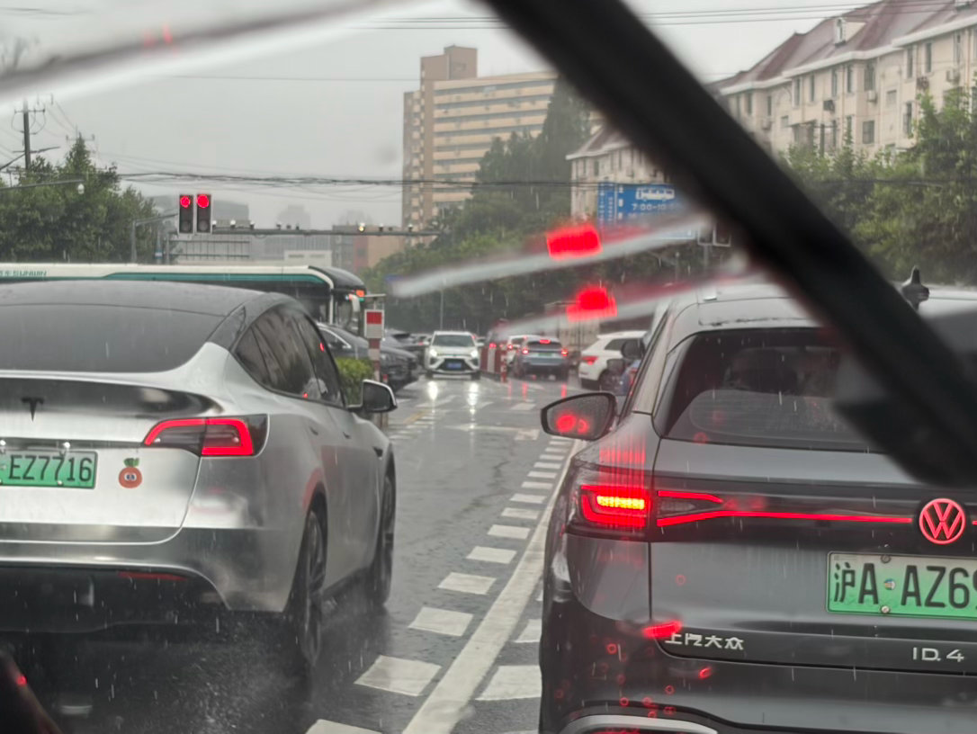 早上好，好久上班没下这么大的雨了。今天的车可洗干净了