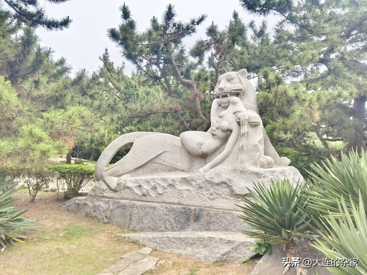 不知道看到这个雕塑，大连本地人会不会有回到过去的感觉？这个雕塑就是老虎滩里的经典