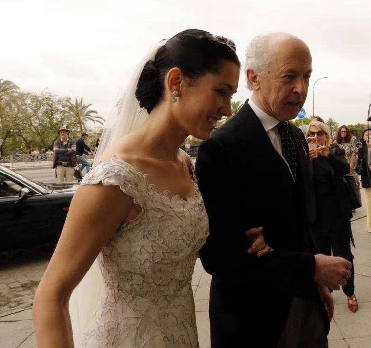 昨天（4月11日）在西班牙塞维利亚圣母玫瑰教堂举行了一场贵族+名流的婚礼，其中以