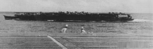 从翔鹤号航母甲板拍摄的瑞凤号轻型航母，摄于圣克鲁斯海战前。ijn一系列改造轻型航