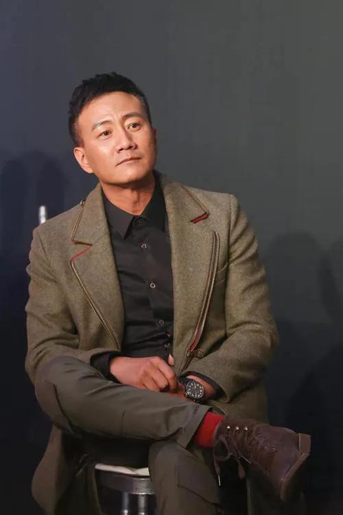 演员，胡军说，张国荣走那一天，我和关锦鹏在一起正在拍《画魂》，那天正好是愚人节，