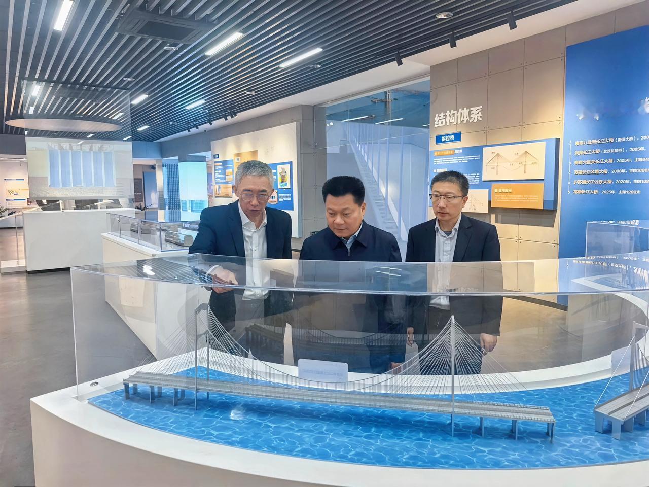 4月10日，江苏交控党委书记、董事长王先正到润扬大桥调研，参观茅以升纪念馆，实地