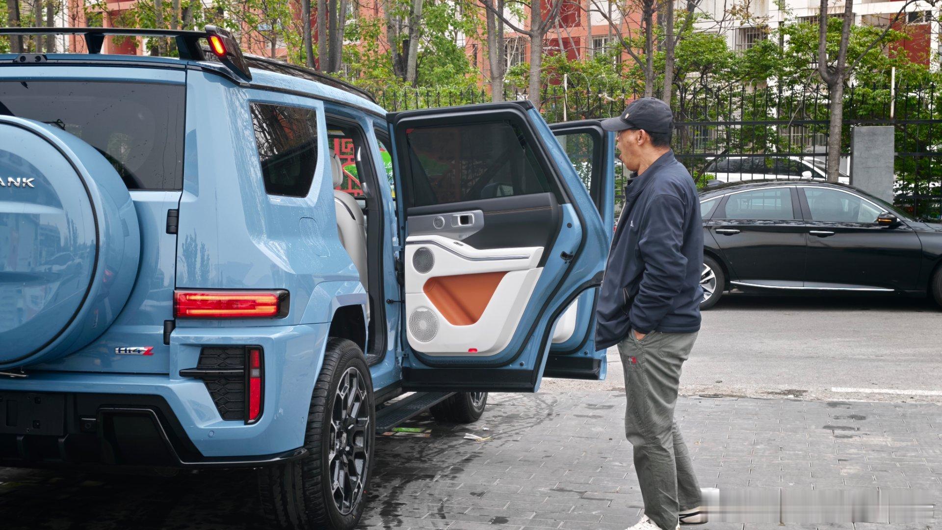 我家洗车店这有几个喜欢车的大爷，平时就坐在这看洗车，来了新鲜车就上来跟车主聊聊，