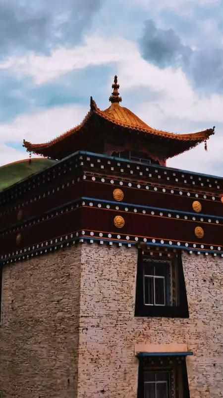 我觉得一个人最可贵的品格是历经千帆后的真诚善良与责任担当。
很多人一开始都怀揣天