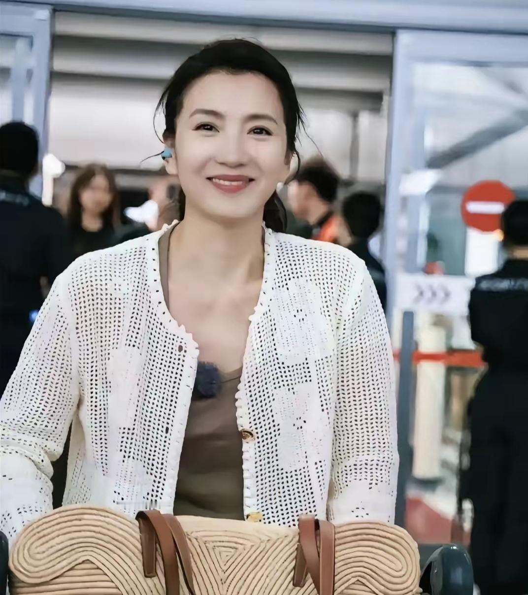 她是娱乐圈最幸福的女演员，儿女双全，家庭美满，一看就是贤妻良母，曾经的万人迷，你