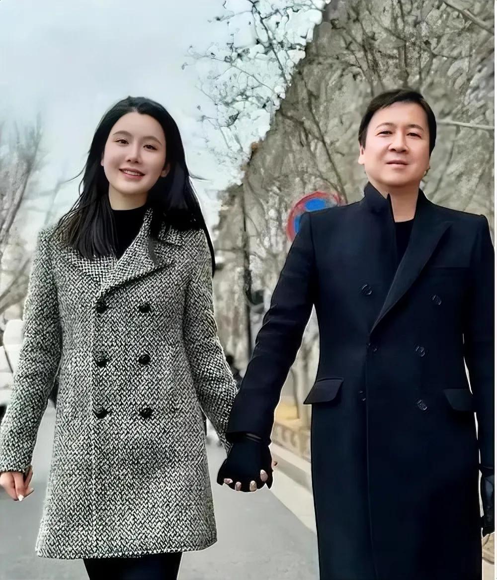 赖文峰牵手小娇妻。
两人年龄相差23岁，但是，看着也挺合配的。
赖文峰，曾经的“
