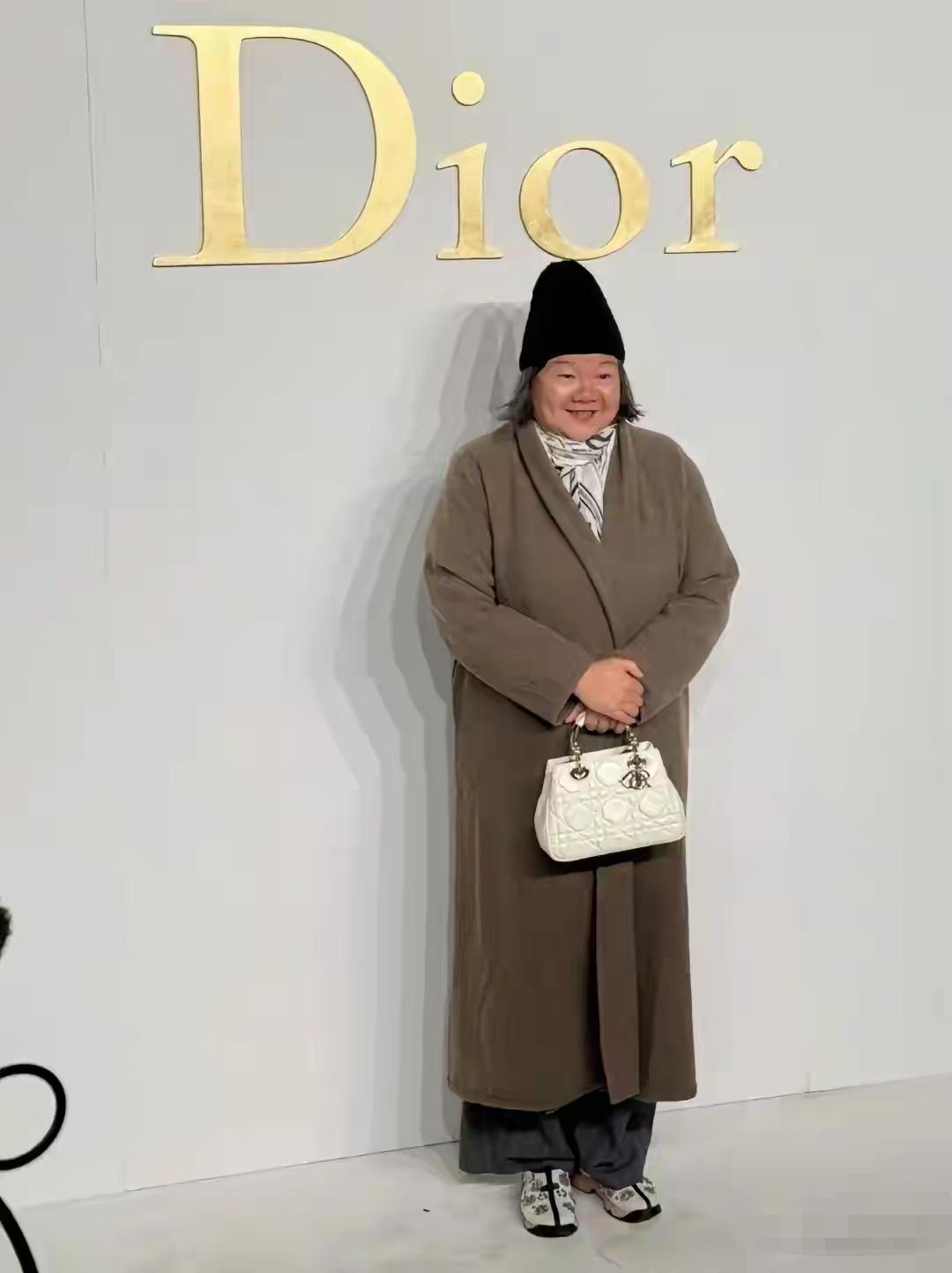 洪晃穿什么都那样，但是她的内心不俗，审美也很独特。
洪晃穿搭