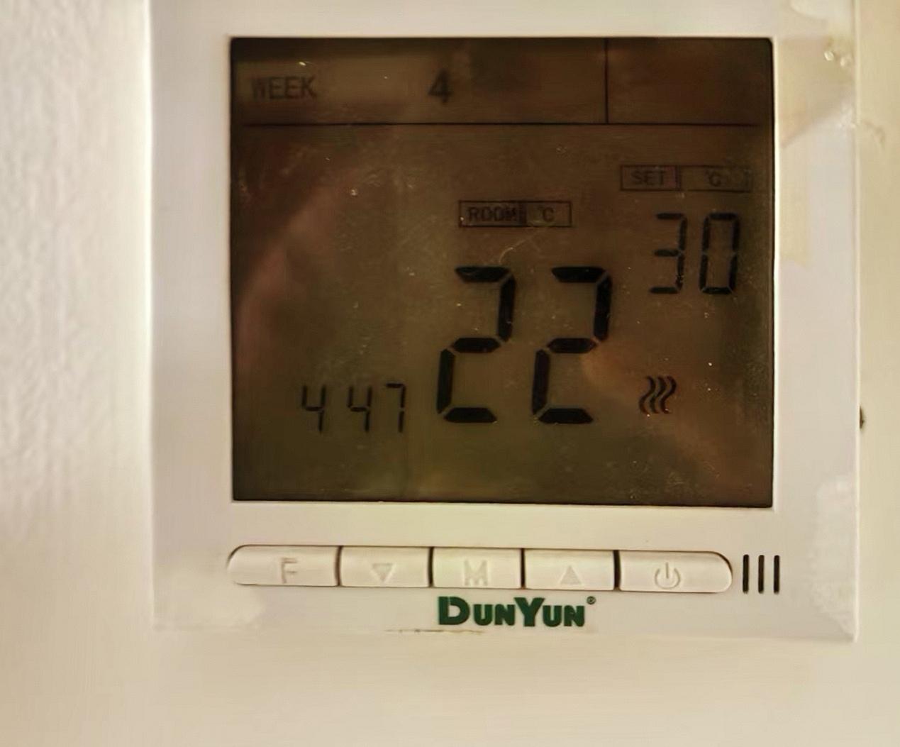 石家庄来暖气了！家里暖气片终于温乎了！离正式供暖时间不足24个小时，早上想着暖气