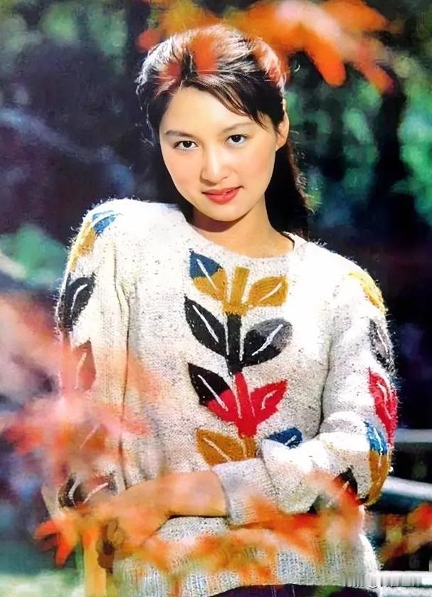 这位美女演员也不在了，好多年前，逝在异国他乡，年龄刚过花甲。那些年，她是大众眼里