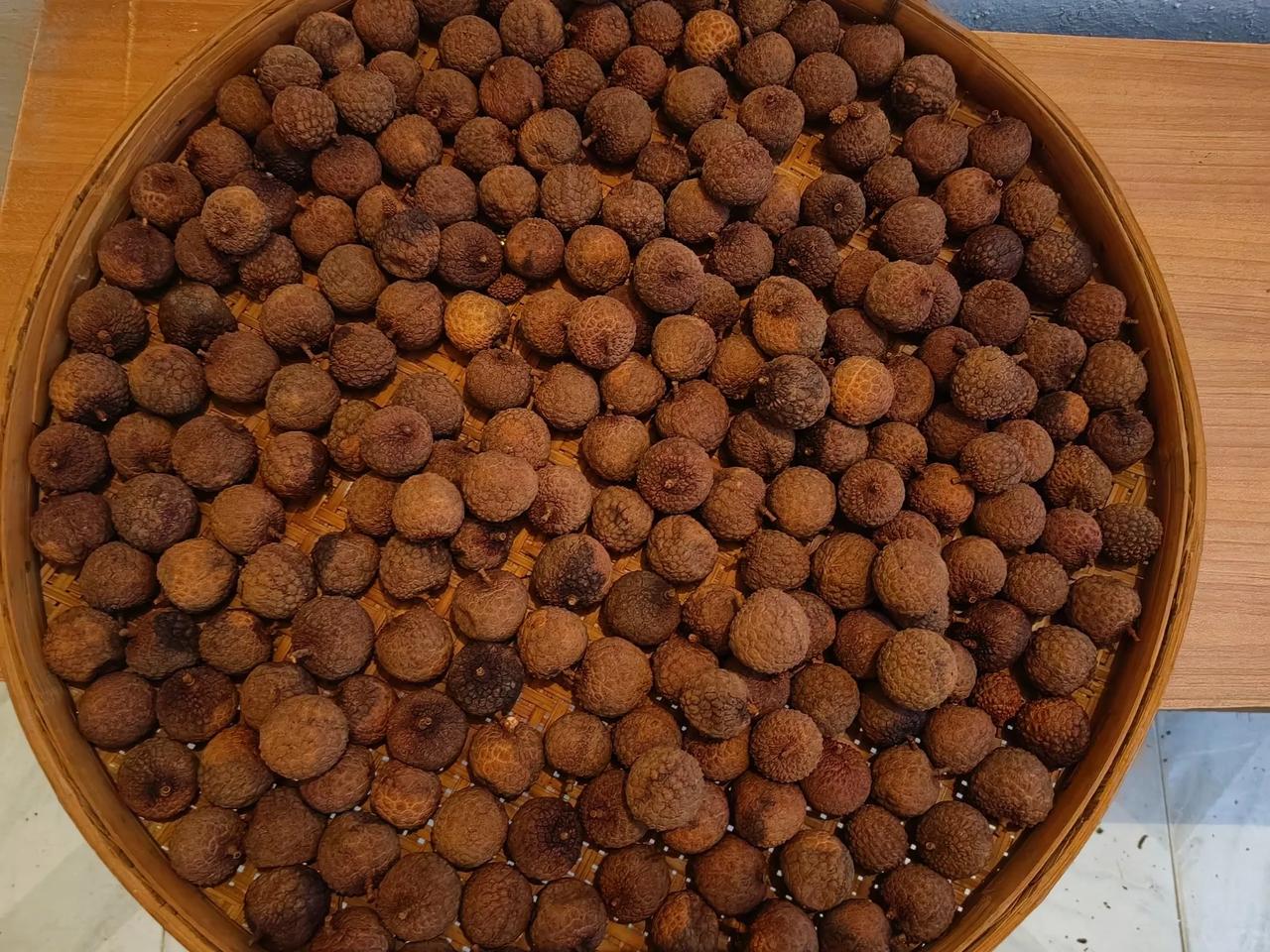 今年的荔枝多如牛毛，想送出去，却被拒之门外。

没买过荔枝，却多到吃不完，姑姑去