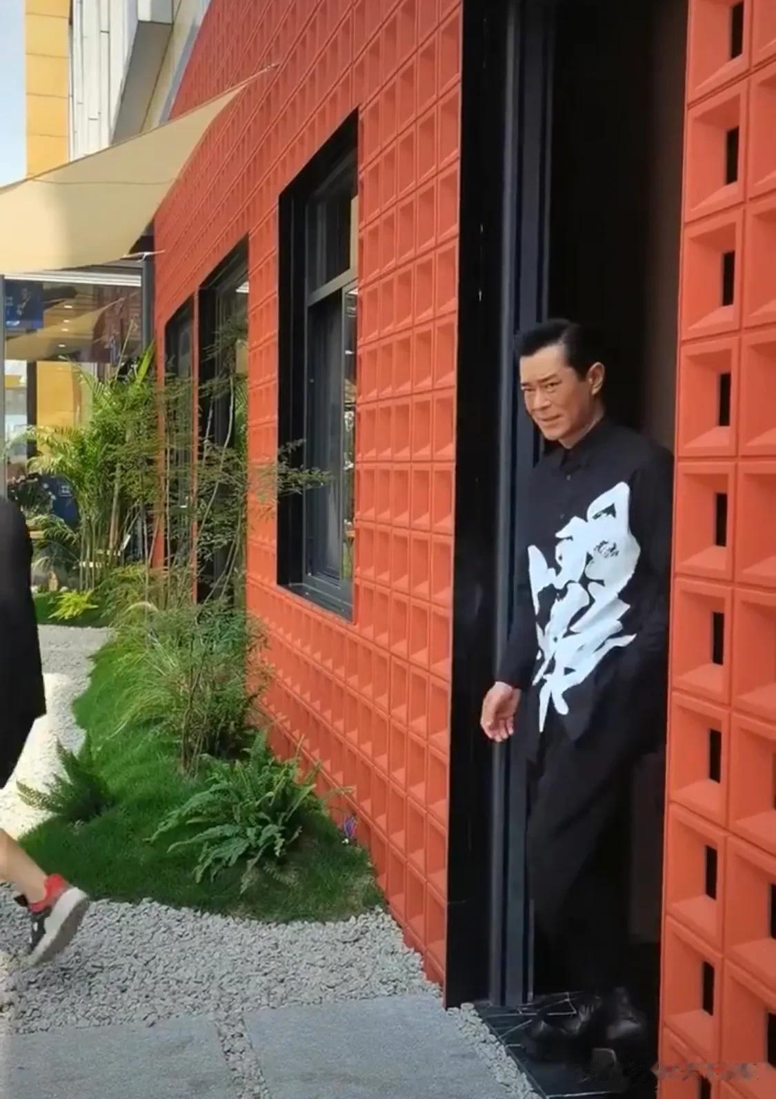古天乐现身宣传扫毒3，慕名而来的粉丝堵满了街道，为了能让粉丝近距离的接触他，选择