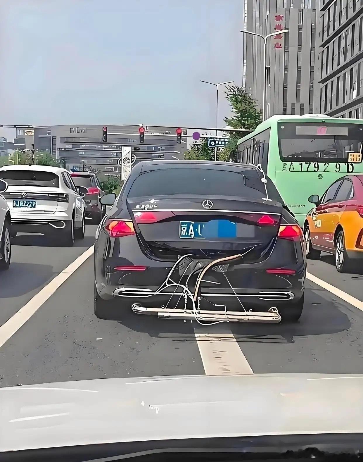 交警叔叔估计头都大了，这查还是不查好啊？ 
