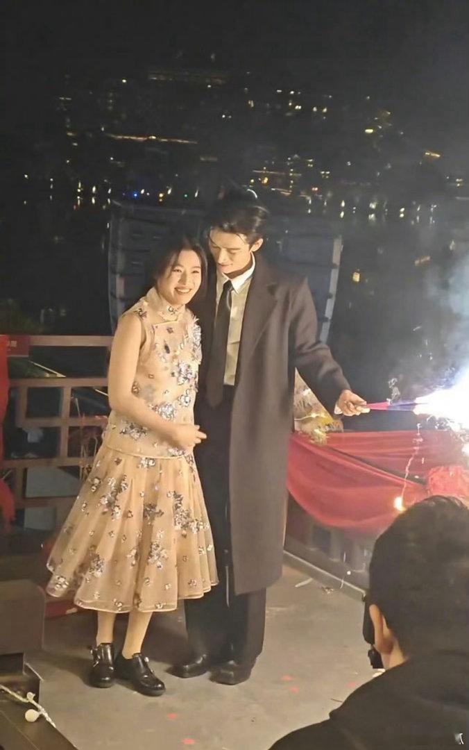 卢昱晓这套服装一般人就别穿了，她自己穿都费劲！ 