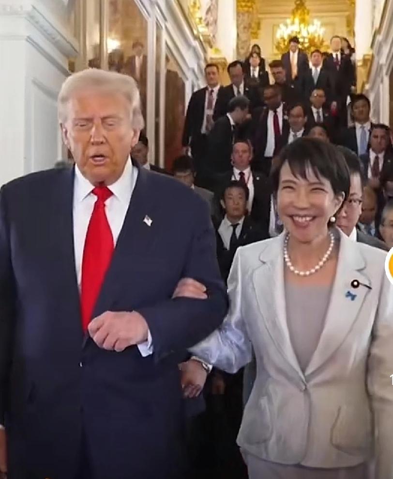 她在干什么？嘻嘻哈哈，勾肩搭背的，想干嘛呢？一个领导风范都没有。