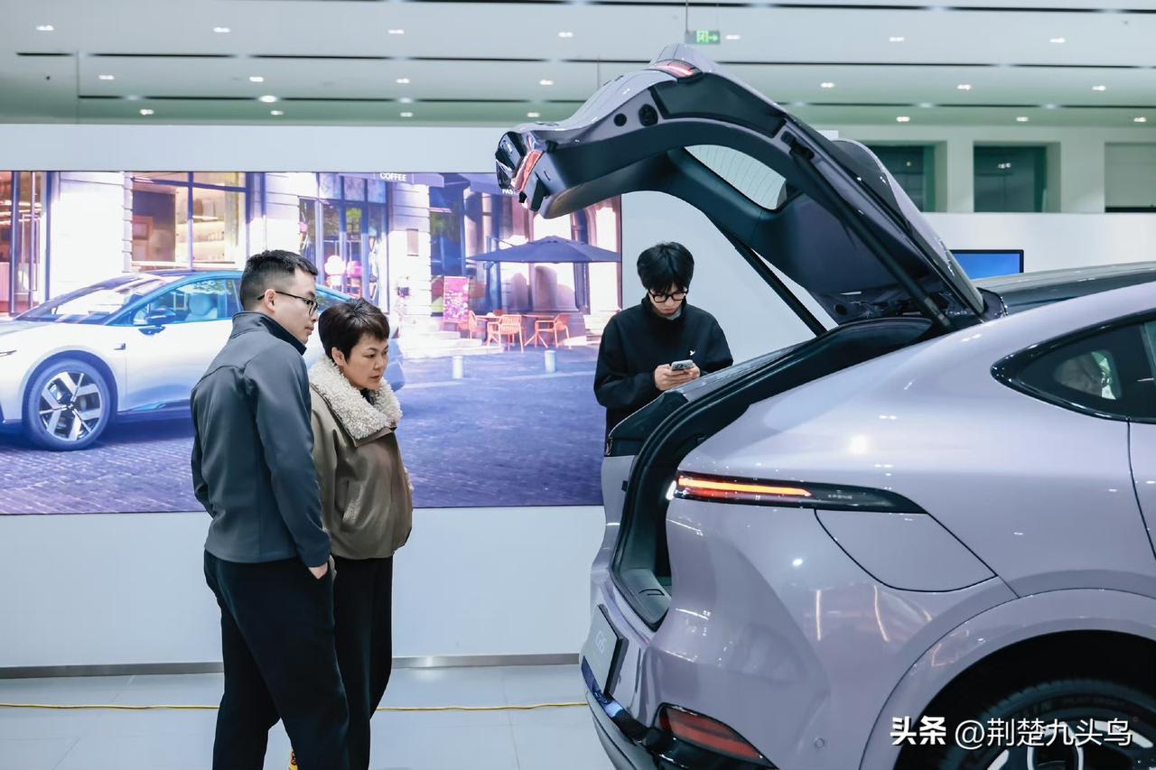 我因为没法充电，公司最近的那种充电园区大概有2-3站路，目前住老破小也充不了，家