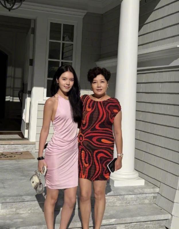 2026年7月，一张母女合影静静地在社交平台上亮起。画面中央，57岁的哈文与24