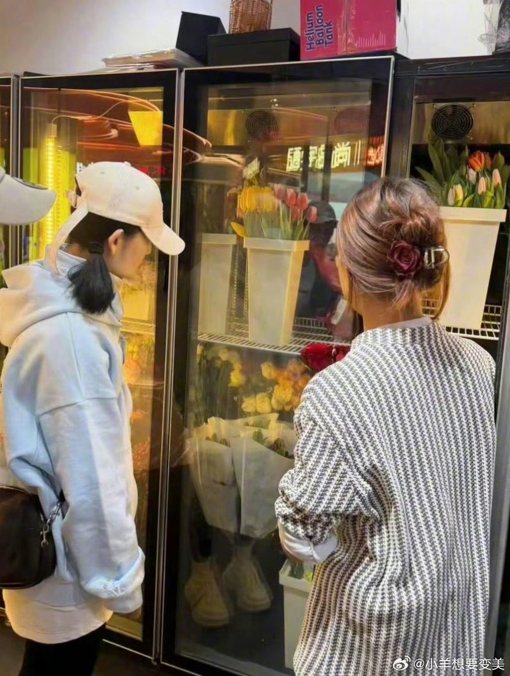 偶遇谢娜夜骑给张杰送花幸福满满呀 果然跟浪漫的人相处都会很开心