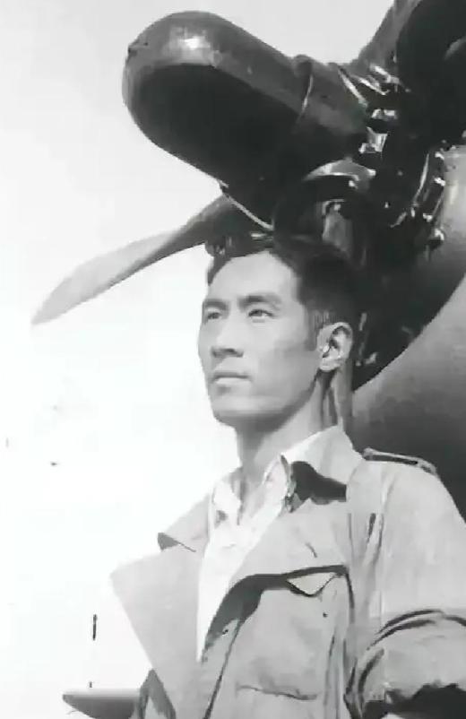 1944年10月，飞行员王光复在炸毁日军军列后返航途中，意外发现荆门机场有敌机降