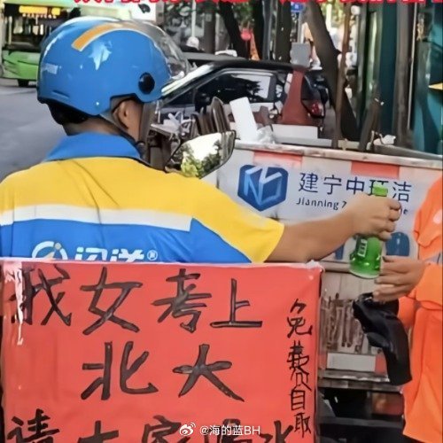 国庆假期上3休7上3刷到南宁这位闪送员李师傅，瞬间破防了电动车上挂满的不仅仅是饮