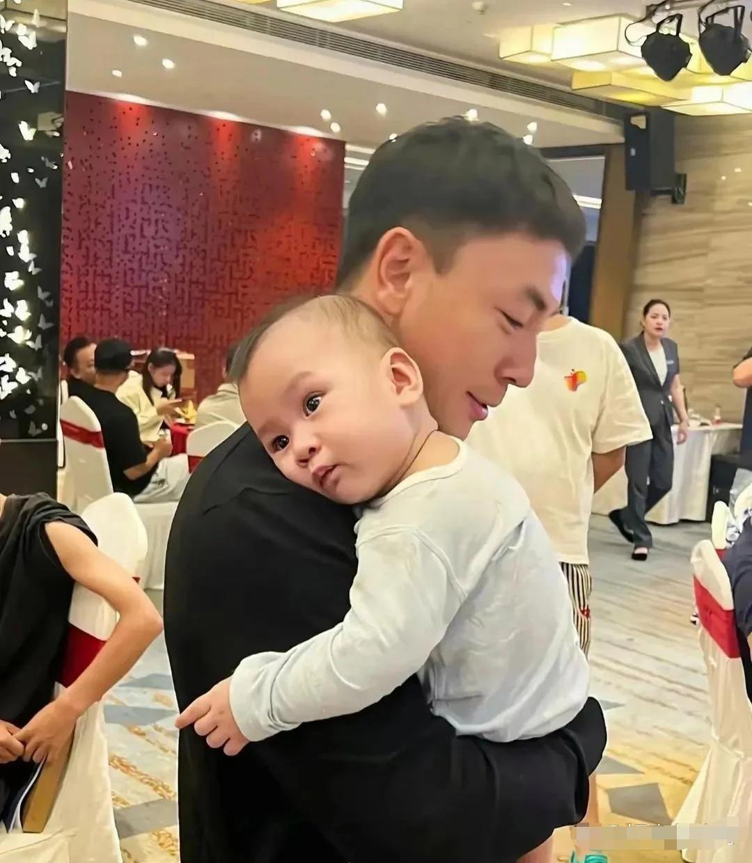 释小龙基因强大，儿子像复制粘贴。很温馨的画面，男人就该如此，不得不说抱娃手法很专