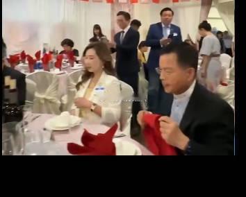 北美凤凰城，侨宴，一桌又一桌吃席人包括韩国鱼、赖士葆，估计吃席人的上桌门槛是90