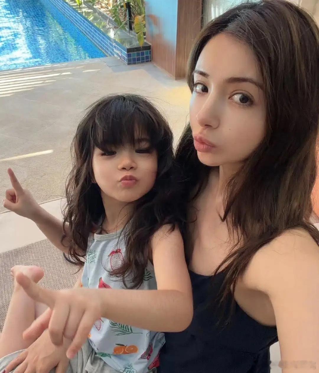 麦迪娜晒与女儿同框照姜潮女儿4岁了姜潮老婆晒一双儿女近照，麦迪娜和4岁女儿同框，
