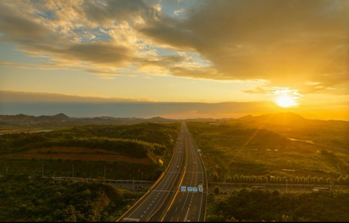 人生最好的活法，大抵就是：不念过往，不畏将来，不负当下。
往事无论好坏，都已成定