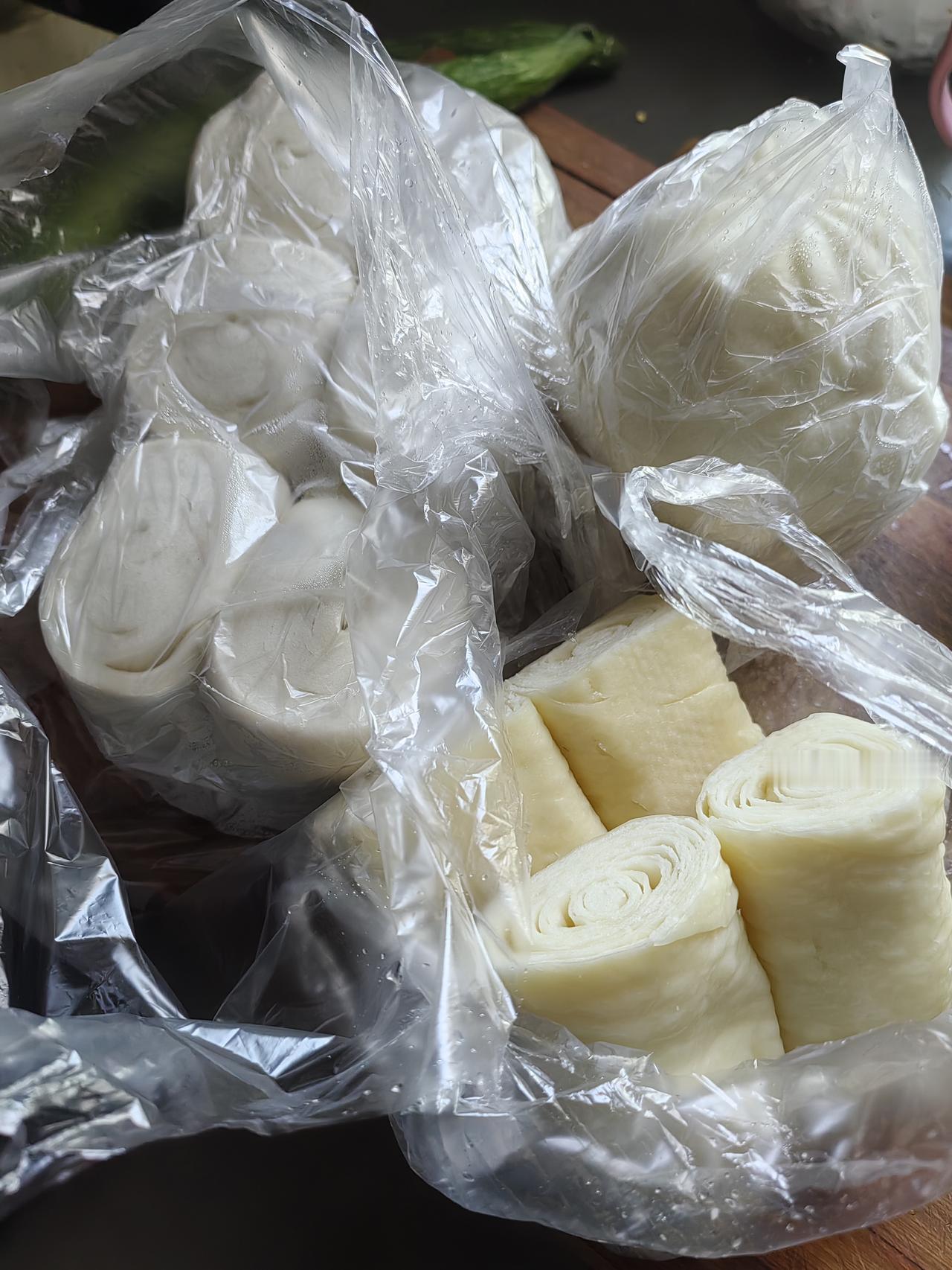 生物钟乱了。每天九点半起床，孩子们也九点半起床，每天十一点才睡，晚上一躺床上，姐