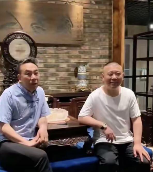 同行是冤家！怪不得郭德纲翻车以后，杨议高兴得合不拢嘴。杨议隔三差五的就发段子讽刺