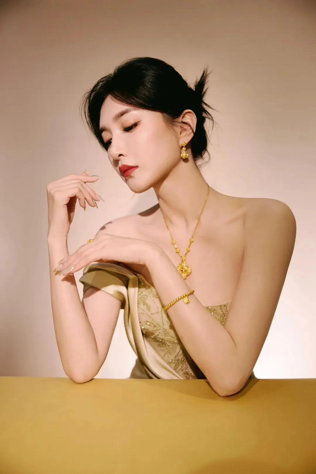 江疏影身姿曼妙，气质如诗。鎏金岁月里，你是最美的风景
