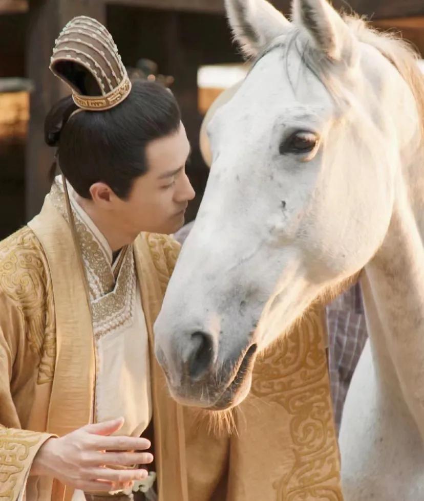 伯邑考:他满足东方人对君子所有的想象

封神处处是冷色调的。

影片开头的大雪，