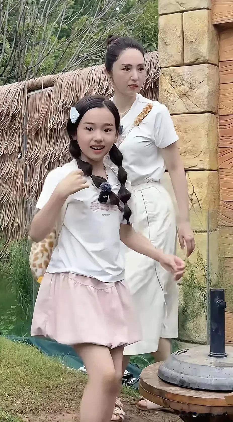 有人说董璇和高云翔的女儿小酒窝长得实在是太漂亮了，完美地继承了爸爸妈妈的优点，但
