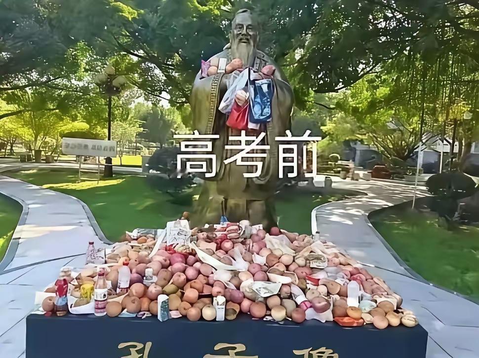 孔圣者，在中国被称为文曲星，专管考试功名这一块的。在高考前，很多人都会拿着贡品去