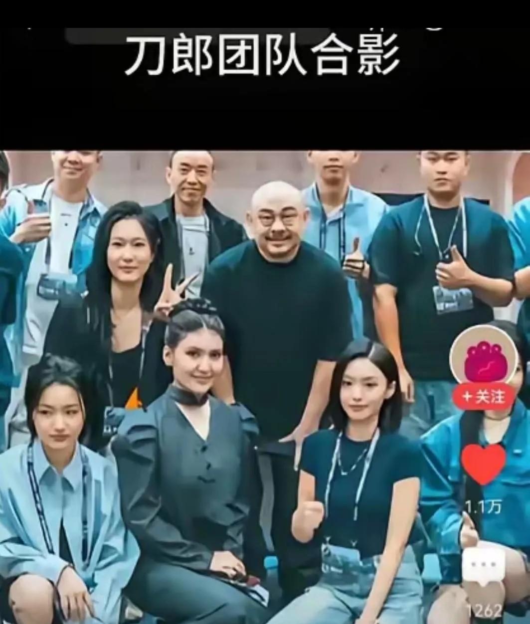 看到刀郎团队的合影，真没想到啊！网友们是这样评论的：本色的音乐人就应该是这样的呀